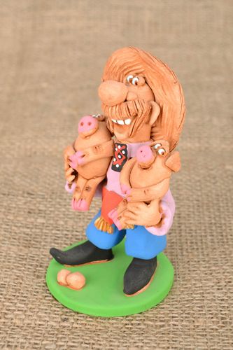 Estatuilla de cerámica Cosaco y los cerdos  - MADEheart.com