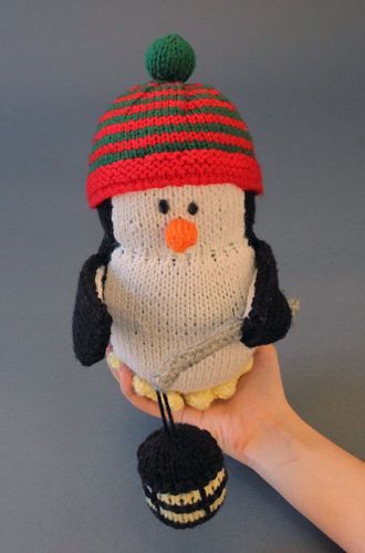 Jouet mou fait main Pingouin avec petite lanterne  - MADEheart.com