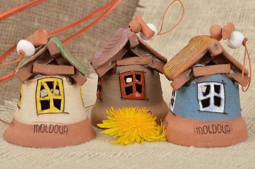 Conjunto de sinos de argila na forma de tres casas pintadas com esmalte - MADEheart.com