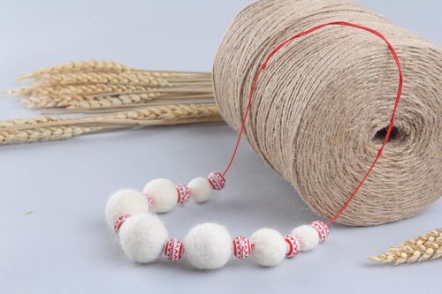 Colar artesanal de lã na técnica de feltragem seca e húmida. - MADEheart.com