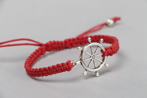 Bracelet tressé en lacet ciré rouge fait main pour femme Roue de gouvernail - MADEheart.com