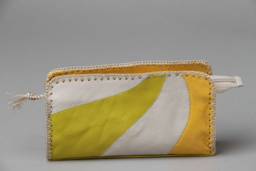 Porta-cosméticos feita à mão de couro genuíno em cor de amarelo-bege  - MADEheart.com