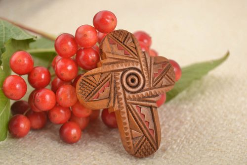 Pendentif croix fait main Bijou ethnique Accessoire femme sculpté en bois - MADEheart.com