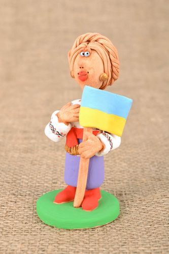 Estatueta mulher cossaco com a bandeira - MADEheart.com