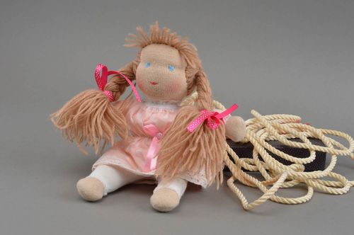 Juguete infantil regalo para niña muñeca artesanal de telas naturales - MADEheart.com