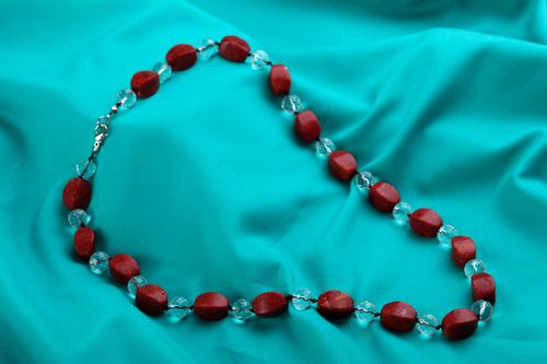 Handmade Perlen Schmuck Halskette Damen Geschenk für Frauen aus Korallen rot - MADEheart.com