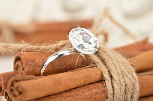 Schöner zarter Damen Ring mit Kristall auf Metall Basis Weißer Glanz - MADEheart.com