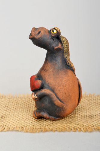 Estatueta de cerâmica Cavalo com um coração - MADEheart.com