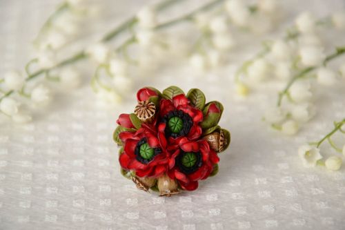 Künstlerische kleine Brosche mit Blumen aus Polymerton handmade rot grün - MADEheart.com
