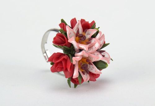 Ring mit Blumen aus Polymerton - MADEheart.com