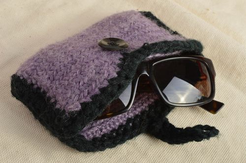 Étui à lunettes tricoté en demi-coton au crochet mauve fait main avec bouton - MADEheart.com