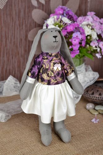 Peluche lapin gris en tissus Jouet fait main en robe Cadeau pour enfant - MADEheart.com