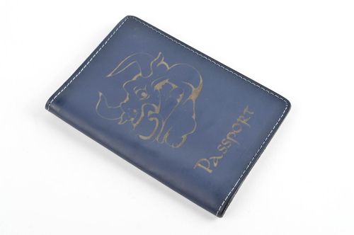 Funda para pasaporte artesanal estuche de cuero color azul regalo original - MADEheart.com