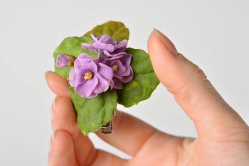 Spilla e fermaglio fatta a mano accessorio da donna a forma di viola bella - MADEheart.com
