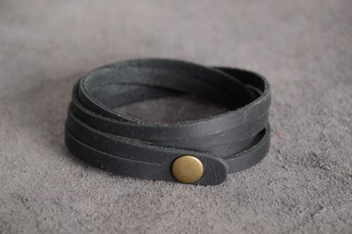 Pulsera de cuero natural en varias vueltas artesanal con botones - MADEheart.com