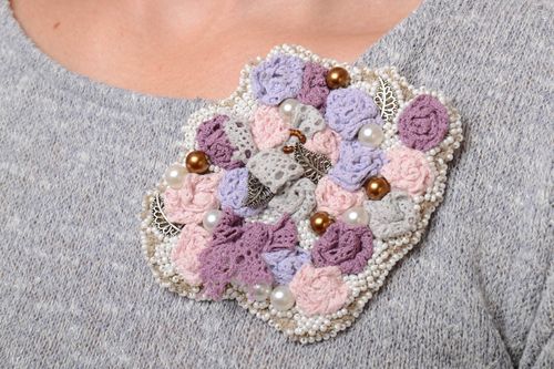 Spilla di stoffa con fiori fatta a mano accessorio originale da donna - MADEheart.com