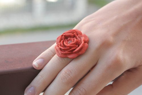 Anel flor de argila de polímero feito à mão acessório de mulher artesanal  - MADEheart.com