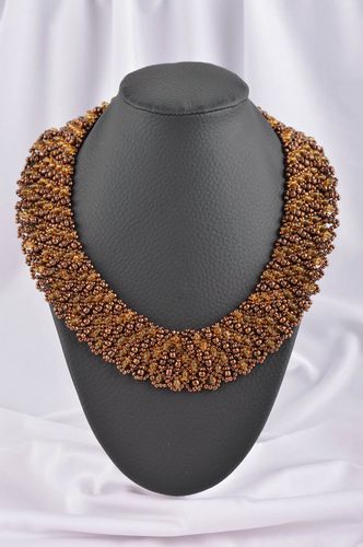 Collana di perline fatta a mano originale bigiotteria da donna color marrone - MADEheart.com