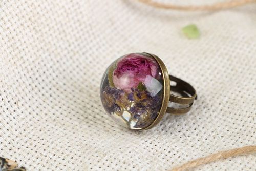 Кольцо с настоящей розой и полевыми цветами  - MADEheart.com