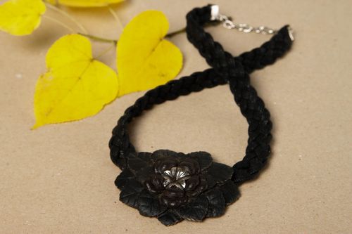 Collier en cuir naturel Bijou fait main noir avec fleur Cadeau pour femme - MADEheart.com
