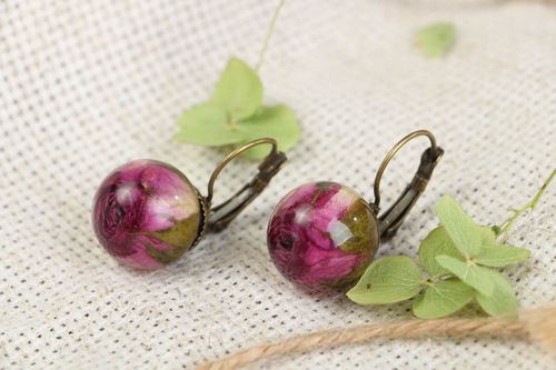 Pendientes de botones naturales de rosas con cierre francés - MADEheart.com