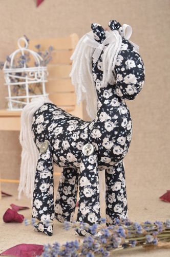 Peluche cheval noire à motif floral blanc en coton belle faite main pour enfant - MADEheart.com
