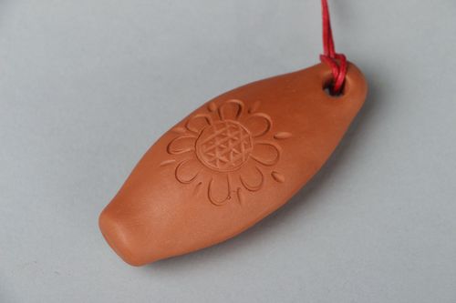 Pendentif flûteau en argile fait main avec ornement - MADEheart.com