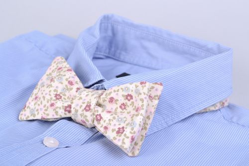 Текстильный галстук-бабочка из американского коттона с лиловыми цветами - MADEheart.com