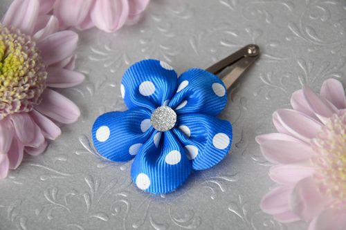Fermaglio piccolo per capelli fatto a mano con fiore blu da bambini  - MADEheart.com