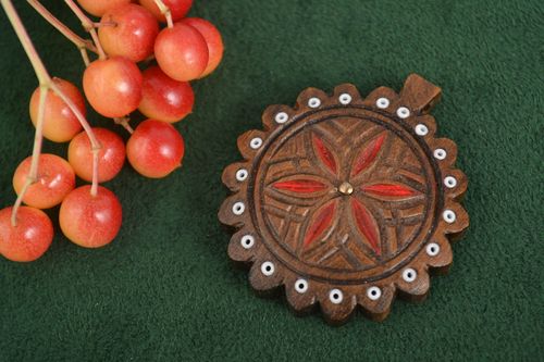 Pendentif en bois fait main Bijou ethnique avec incrustation Accessoire femme - MADEheart.com