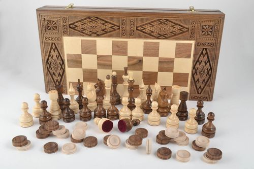 Настольная игра ручной работы доска для шахмат подарок мужчине с шашками - MADEheart.com