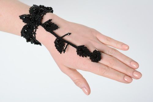 Bracelet desclave large en perles de rocaille noir fait main avec feuilles - MADEheart.com
