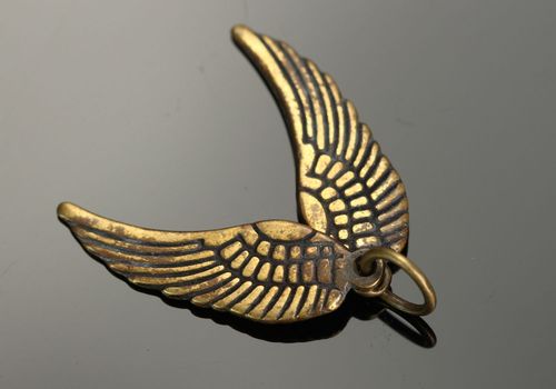 Pingente de bronze feito à mão Asas - MADEheart.com