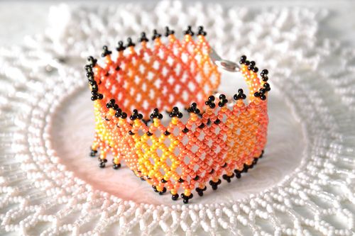 Bracelete artesanal de miçangas em cor de preto-laranja  - MADEheart.com