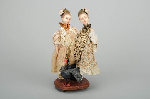 A composição das bonecas Cisne preto - MADEheart.com