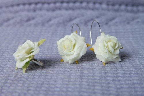 Kit di orecchini e anello fatto a mano accessori in argilla polimerica rose  - MADEheart.com