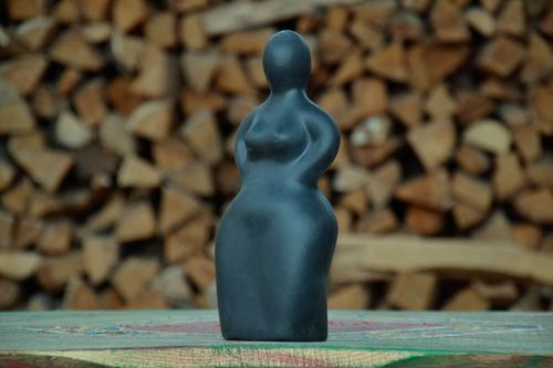 Schöne Figurine der Frau - MADEheart.com