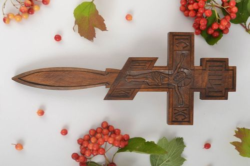 Croix en bois fait main Objet religieux Déco maison murale avec sculpture - MADEheart.com