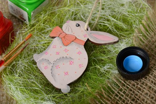 Suspension décorative de Pâques en contreplaqué faite main peinte lapin - MADEheart.com
