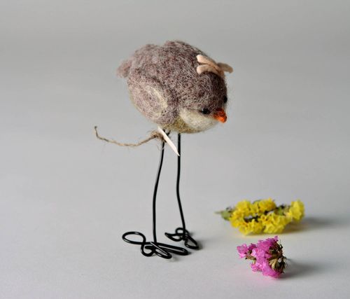 Jouet en laine Oiseau avec fleur fait main - MADEheart.com