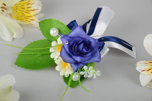 Boutonniere fatta a mano bracciale per testimone o sposo con fiore e fiocco - MADEheart.com