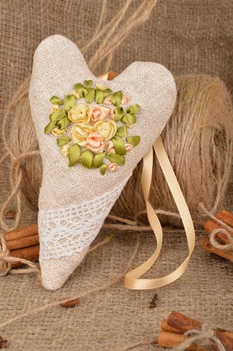 Colgante decorativo de lino con flores de raso bordadas artesanal original - MADEheart.com