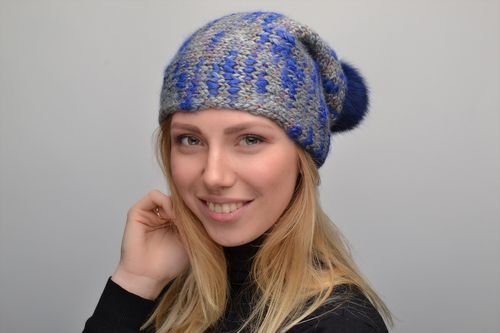 Bonnet tricoté pour femme fait main à pompon bleu gris - MADEheart.com
