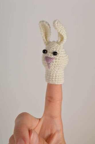 Marionnette à doigt lapin blanc faite main au crochet Cadeau pour enfant - MADEheart.com