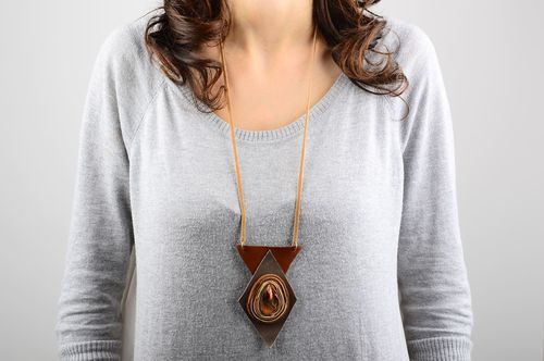 Pendentif en cuir Bijou fait main tons marron original design Cadeau femme - MADEheart.com