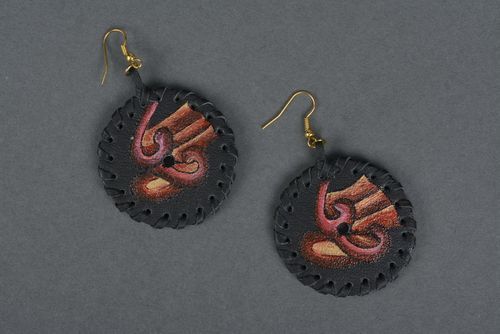 Round earrings made of leather - MADEheart.com