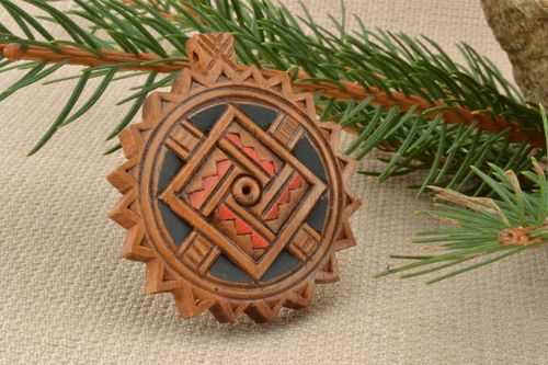 Amuleto de pescoço entalhado de madeira feita à mão  - MADEheart.com