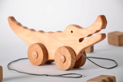 Wooden toy Crocodile on wheels - MADEheart.com
