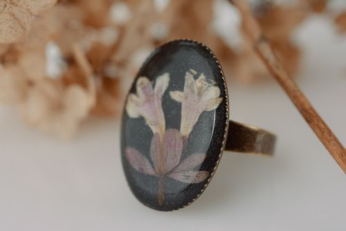 Schwarzer handgemachter Ring aus Epoxidharz mit Blume und Metallfurnitur für Damen - MADEheart.com