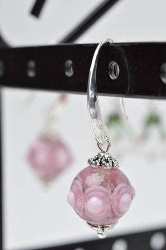 Handgemachte Glas Ohrringe Accessoire für Frauen Damen Schmuck runde lila Kugeln - MADEheart.com